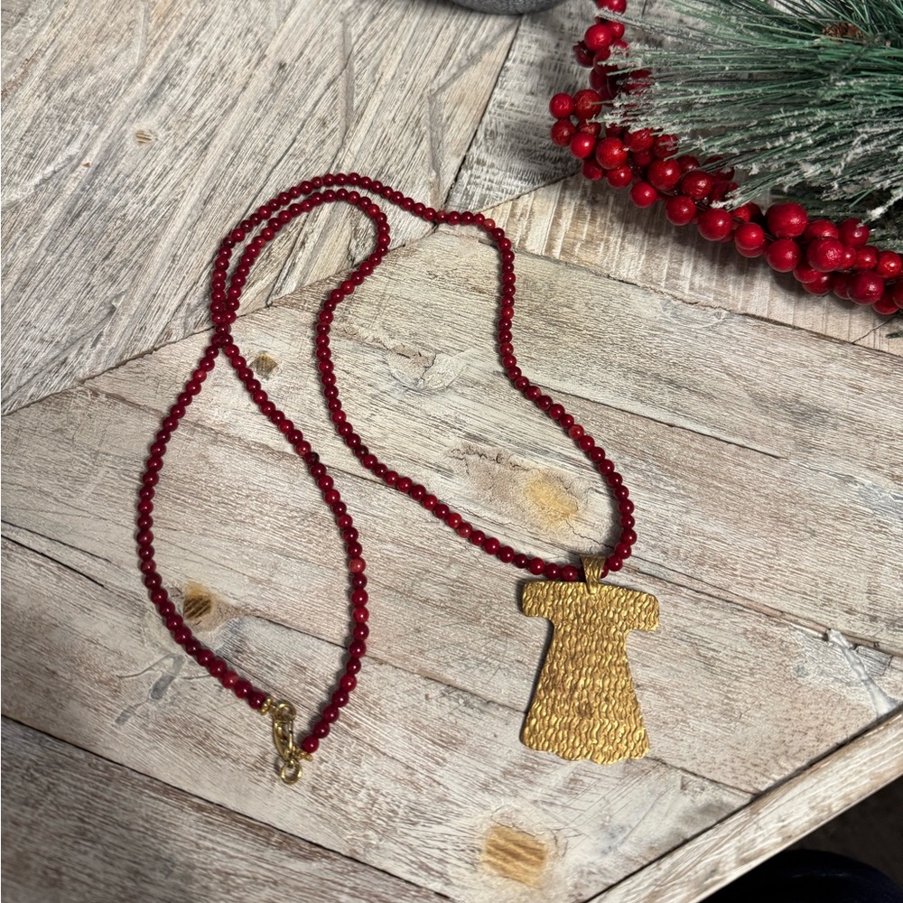 Vintage red beaded necklace with gold plated pendant #festivalvibes